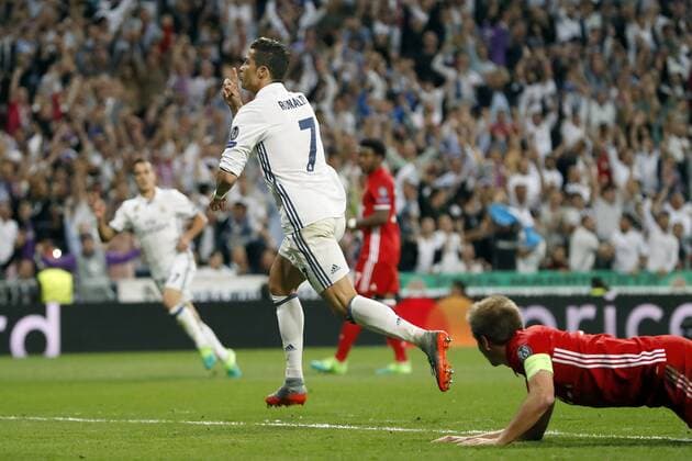Bilder des Tages - SPORT (L-R) Cristiano Ronaldo of Real Madrid, Philipp Lahm of Bayern Munichduring the UEFA Champions League quarter final match between Real Madrid and Bayern Munich on April 18, 2017 at the Santiago Bernabeu stadium in Madrid, Spain Real Madrid v Bayern München UEFA Champions League 2016 2017 xVIxxIVx 7603925