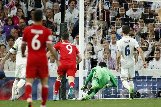 Bilder des Tages - SPORT (L-R) Sergio Ramos of Real Madrid, Thiago Alcantara of Bayern Munich, Robert Lewandowski of Bayern Munich, goalkeeper Keylor Navas of Real Madrid, Nacho of Real Madrid 1-2during the UEFA Champions League quarter final match between Real Madrid and Bayern Munich on April 18, 2017 at the Santiago Bernabeu stadium in Madrid, Spain Real Madrid v Bayern München UEFA Champions League 2016 2017 xVIxxIVx 7603926