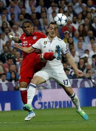Real Madrid s striker Lucas Vazquez (R) vies for the ball with Bayern Munich s Brazilian midfielder Douglas Costa during the UEFA Champions League quarter-final second leg match between Real Madrid and Bayern Munich at the Santiago Bernabeu stadium in Madrid, Spain, 18 April 2017. REAL MADRID VS. BAYERN MUNICH !ACHTUNG: NUR REDAKTIONELLE NUTZUNG!  Copyright: xJuanJoxMartinx MAD001 20170418-636281514330198362