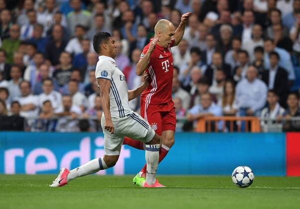 FUSSBALL CHAMPIONS LEAGUE SAISON 2016 2017 VIERTELFINALE RUECKSPIEL Real Madrid - FC Bayern Muenchen 18.04.2017 Casemiro (li, Real Madrid) gegen Arjen Robben (re, FC Bayern Muenchen). Im Anschluss an diesen Zweikampf entscheidet der Schiedsrichter auf Elfmeter 