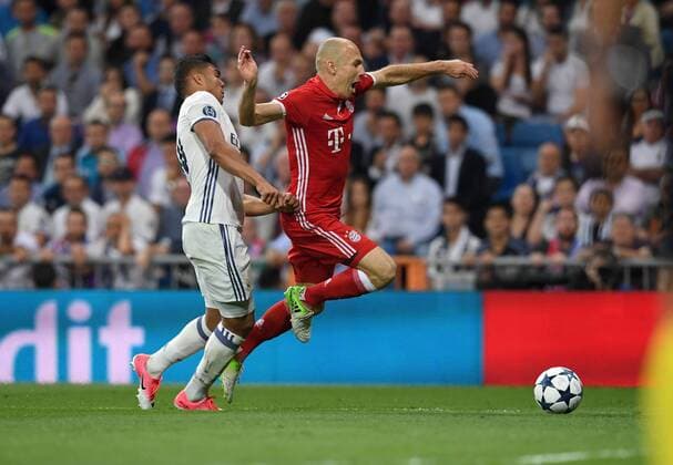 FUSSBALL CHAMPIONS LEAGUE SAISON 2016 2017 VIERTELFINALE RUECKSPIEL Real Madrid - FC Bayern Muenchen 18.04.2017 Casemiro (li, Real Madrid) gegen Arjen Robben (re, FC Bayern Muenchen). Im Anschluss an diesen Zweikampf entscheidet der Schiedsrichter auf Elfmeter 