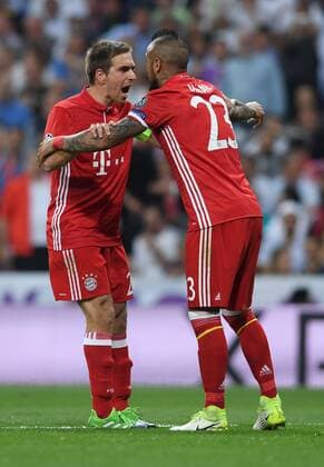 FUSSBALL CHAMPIONS LEAGUE SAISON 2016 2017 VIERTELFINALE RUECKSPIEL Real Madrid - FC Bayern Muenchen 18.04.2017 Emotional: Philipp Lahm (li) und Arturo Vidal (re, beide FC Bayern Muenchen) 