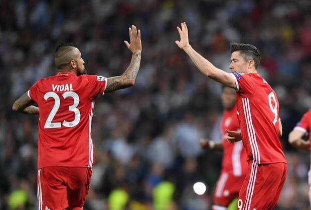 FUSSBALL CHAMPIONS LEAGUE SAISON 2016 2017 VIERTELFINALE RUECKSPIEL Real Madrid - FC Bayern Muenchen 18.04.2017 Arturo Vidal (li) und Robert Lewandowski (re, beide FC Bayern Muenchen) jubeln nach dem verwandelten Elfmeter 