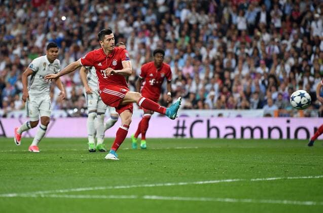 FUSSBALL CHAMPIONS LEAGUE SAISON 2016 2017 VIERTELFINALE RUECKSPIEL Real Madrid - FC Bayern Muenchen 18.04.2017 Robert Lewandowski (FC Bayern Muenchen) verwandelt seinen Elfmeter 