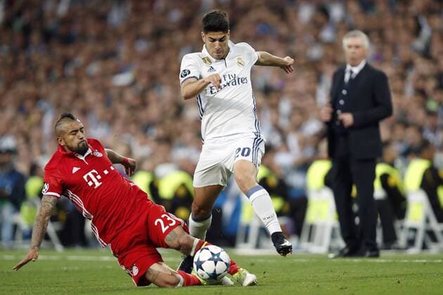 (L-R) Arturo Vidal of Bayern Munich, Marco Asensio of Real Madridduring the UEFA Champions League quarter final match between Real Madrid and Bayern Munich on April 18, 2017 at the Santiago Bernabeu stadium in Madrid, Spain Real Madrid v Bayern München UEFA Champions League 2016 2017 xVIxxIVx 7604044