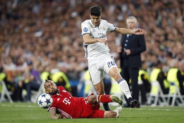 Themen der Woche - Sport (L-R) Arturo Vidal of Bayern Munich, Marco Asensio of Real Madridduring the UEFA Champions League quarter final match between Real Madrid and Bayern Munich on April 18, 2017 at the Santiago Bernabeu stadium in Madrid, Spain Real Madrid v Bayern München UEFA Champions League 2016 2017 xVIxxIVx 7604046