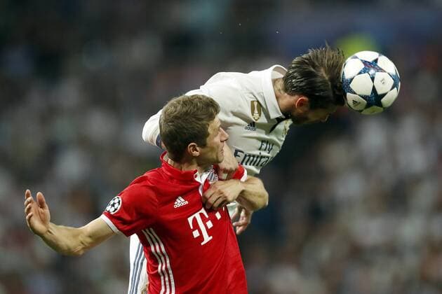 (L-R) Thomas Muller of Bayern Munich, Sergio Ramos of Real Madridduring the UEFA Champions League quarter final match between Real Madrid and Bayern Munich on April 18, 2017 at the Santiago Bernabeu stadium in Madrid, Spain Real Madrid v Bayern München UEFA Champions League 2016 2017 xVIxxIVx 7604050