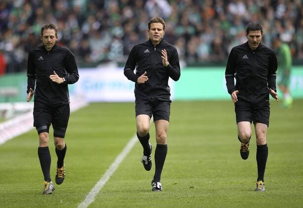 Foto : Schiri Dr. Felix Brych , mitte , und die Assistenten Stefan Lupp und Mark Borsch Fussball 1. Bundesliga , am So. 17.04.2017 Werder Bremen - HSV 2 - 1