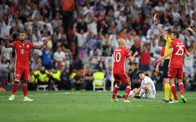 Themen der Woche - Sport FUSSBALL CHAMPIONS LEAGUE SAISON 2016 2017 VIERTELFINALE RUECKSPIEL Real Madrid - FC Bayern Muenchen 18.04.2017 Schiedsrichter Viktor Kassai zeigt Arturo Vidal die Gelb Rote Karte. Arjen Robben und Thomas Mueller (v.l., alle FC Bayern Muenchen) sind enttaeuscht 