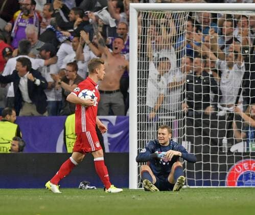 18.04.2017, Fussball Champions-League 2016 2017, Viertelfinale Rückspiel, Real Madrid - FC Bayern München, im Estadio Bernabeu in Madrid, v.li: Joshua Kimmich (FC Bayern München) und Torwart Manuel Neuer (FC Bayern München) frustriert. 