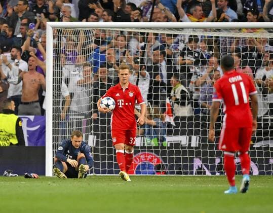 18.04.2017, Fussball Champions-League 2016 2017, Viertelfinale Rückspiel, Real Madrid - FC Bayern München, im Estadio Bernabeu in Madrid, v.re: Joshua Kimmich (FC Bayern München) und Torwart Manuel Neuer (FC Bayern München) frustriert. 