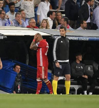 18.04.2017, Fussball Champions-League 2016 2017, Viertelfinale Rückspiel, Real Madrid - FC Bayern München, im Estadio Bernabeu in Madrid, Arturo Vidal (FC Bayern München) muss nach der roten Karte in die Kabine. 