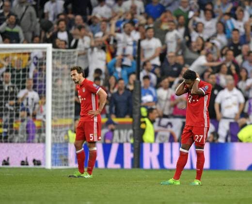 18.04.2017, Fussball Champions-League 2016 2017, Viertelfinale Rückspiel, Real Madrid - FC Bayern München, im Estadio Bernabeu in Madrid, v.li: Mats Hummels (Bayern München) und David Alaba (FC Bayern München) frustriert. 