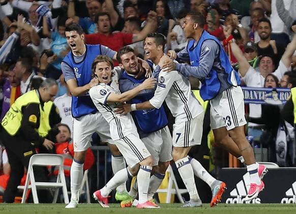 Soccer match between Real Madrid and Bayern Munich of the 2016 2017 Champions League quarter finals second leg, held at the Santiago Bernabeu stadium, in Madrid, April 18, 2017. (Photo: J. Luis Cuesta 261 Cordon Press). Real Madrid Players celebrate the second goal of Cristiano Ronaldo.  xJosexLuisxCuestax xx