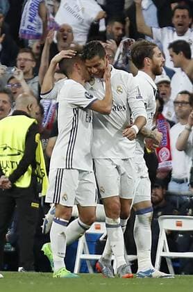 Soccer match between Real Madrid and Bayern Munich of the 2016 2017 Champions League quarter finals second leg, held at the Santiago Bernabeu stadium, in Madrid, April 18, 2017. (Photo: J. Luis Cuesta 261 Cordon Press). Real Madrid Players celebrate the second goal of Cristiano Ronaldo.  xJosexLuisxCuestax xx