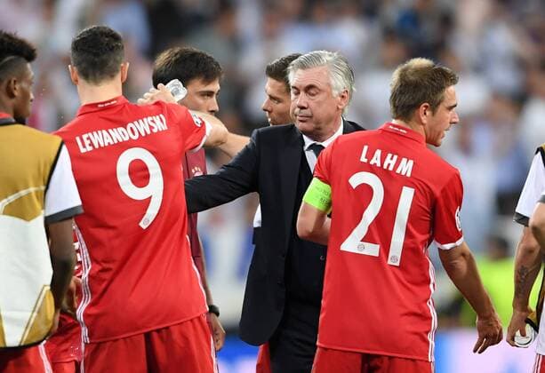 FUSSBALL CHAMPIONS LEAGUE SAISON 2016 2017 VIERTELFINALE RUECKSPIEL Real Madrid - FC Bayern Muenchen 18.04.2017 Robert Lewandowski, Trainer Carlo Ancelotti und Philipp Lahm (v.l., alle FC Bayern Muenchen) 