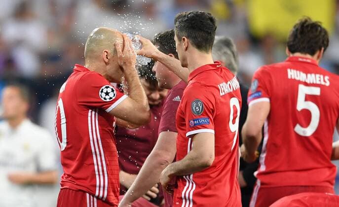 FUSSBALL CHAMPIONS LEAGUE SAISON 2016 2017 VIERTELFINALE RUECKSPIEL Real Madrid - FC Bayern Muenchen 18.04.2017 Robert Lewandowski goennt Arjen Robben (li, FC Bayern Muenchen) eine Erfrischung 