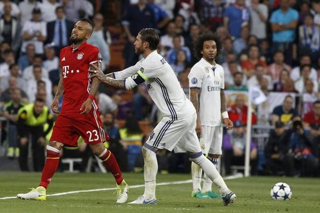 Bayern Munich s Chilean midfielder Arturo Vidal (L) gets pushed by Real Madrid s captain Sergio Ramos, after being expelled, during the UEFA Champions League quarter-final second leg match between Real Madrid and Bayern Munich at the Santiago Bernabeu stadium in Madrid, Spain, 18 April 2017. REAL MADRID VS. BAYERN MUNICH !ACHTUNG: NUR REDAKTIONELLE NUTZUNG!  Copyright: xKikoxHuescax MAD001 20170418-636281545859333148