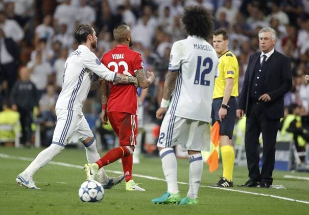 Bayern Munich s Chilean midfielder Arturo Vidal (2L) gets pushed by Real Madrid s captain Sergio Ramos, after being expelled, during the UEFA Champions League quarter-final second leg match between Real Madrid and Bayern Munich at the Santiago Bernabeu stadium in Madrid, Spain, 18 April 2017. REAL MADRID VS. BAYERN MUNICH !ACHTUNG: NUR REDAKTIONELLE NUTZUNG!  Copyright: xJuanJoxMartinx MAD001 20170418-636281548475895366
