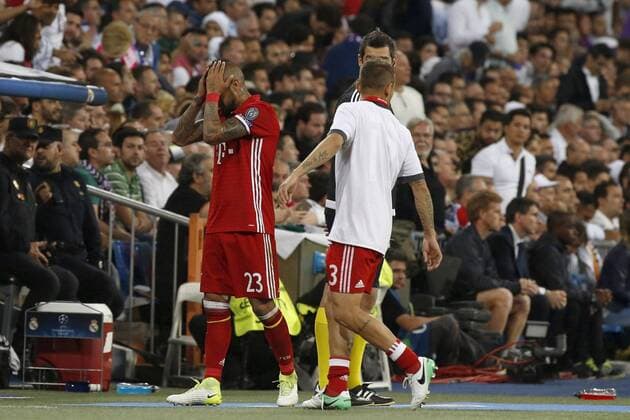 Bayern Munich s Chilean midfielder Arturo Vidal reacts after being expelled during the UEFA Champions League quarter-final second leg match between Real Madrid and Bayern Munich at the Santiago Bernabeu stadium in Madrid, Spain, 18 April 2017. REAL MADRID VS. BAYERN MUNICH !ACHTUNG: NUR REDAKTIONELLE NUTZUNG!  Copyright: xKikoxHuescax MAD001 20170418-636281547790440154