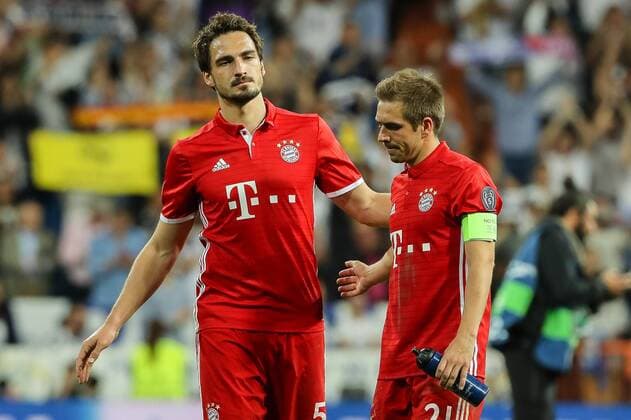 Madrid, Spain 18.04.2017, UEFA Champions League - 2016 17 Season, Quarter Final: Second leg, Real Madrid - FC Bayern Muenchen, Mats Hummels (FCB) Philipp Lahm (FCB) enttaeuscht, enttaeuschung ( DeFodi048
