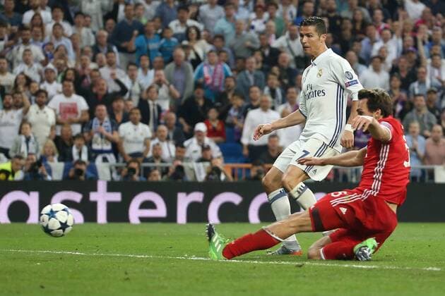 Christiano Ronaldo ( Real Madrid 7 ) Mats Hummels (FC Bayern Muenchen 5)mit dem Torschuss zum 3:2 , Real Madrid vs. FC Bayern Muenchen, Viertelfinale, UEFA Champions League, Fussball, 18.04.2017, Madrid Copyright: xLanger Eibner-Pressefotox EP_HLR