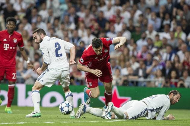 Daniel Carvajal and Sergio Ramos competes for the ball with Robert Lewandowski of FC Bayern Munchen during the match of Champions League between Real Madrid and FC Bayern Munchen at Santiago Bernabeu Stadium in Madrid, Spain. April 18, 2017.  (20170418077)