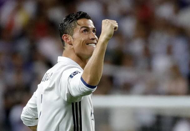 Real Madrid s Portuguese midfielder Cristiano Ronaldo jubilates a goal during the UEFA Champions League quarter-final second leg match between Real Madrid and Bayern Munich at the Santiago Bernabeu stadium in Madrid, Spain, 18 April 2017. REAL MADRID VS. BAYERN MUNICH !ACHTUNG: NUR REDAKTIONELLE NUTZUNG!  Copyright: xJuanJoxMartinx MAD001 20170419-636281572008037668