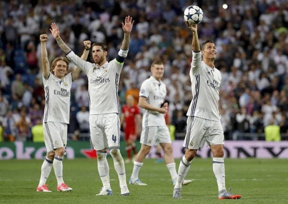 Bilder des Tages - SPORT Real Madrid s players jubilate the victory during the UEFA Champions League quarter-final second leg match between Real Madrid and Bayern Munich at the Santiago Bernabeu stadium in Madrid, Spain, 18 April 2017. REAL MADRID VS. BAYERN MUNICH !ACHTUNG: NUR REDAKTIONELLE NUTZUNG!  Copyright: xJuanJoxMartinx MAD001 20170419-636281573251029732