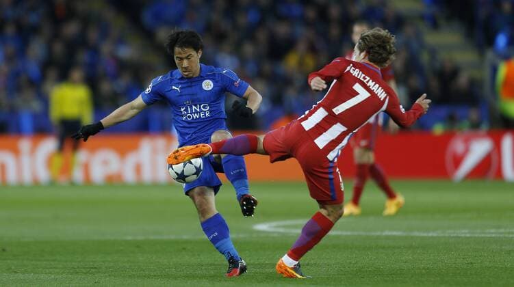 Partido de vuelta de cuartos de final de la Liga de Campeones entre el Leicester y el Atletico. En la imagen, Okazaki y Griezmann. 1 8 second leg match of Champions League between Leicester and Atletico. In this picture, Okazaki and Griezmann. xÃngelxRiverox 