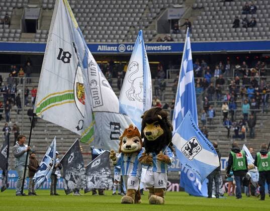 16.04.2017, Fussball 2.Bundesliga 2016 2017, 29.Spieltag, TSV 1860 München - SV Sandhausen, in der Allianz-Arena München. Löwenmaskottchen auf dem Platz. 