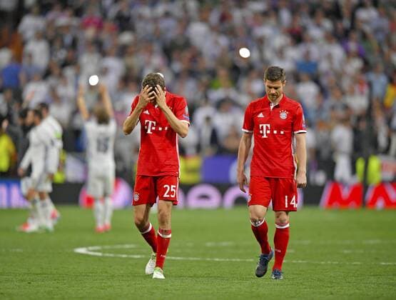 18.04.2017, Fussball Champions-League 2016 2017, Viertelfinale Rückspiel, Real Madrid - FC Bayern München, im Estadio Bernabeu in Madrid, Nach dem Spiel, v.li: Thomas Müller (FC Bayern München) und Xabi Alonso (FC Bayern München) frustriert. 