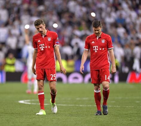18.04.2017, Fussball Champions-League 2016 2017, Viertelfinale Rückspiel, Real Madrid - FC Bayern München, im Estadio Bernabeu in Madrid, Nach dem Spiel, v.li: Thomas Müller (FC Bayern München) und Xabi Alonso (FC Bayern München) frustriert. 