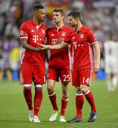 18.04.2017, Fussball Champions-League 2016 2017, Viertelfinale Rückspiel, Real Madrid - FC Bayern München, im Estadio Bernabeu in Madrid, Nach dem Spiel, v.li: Jerome Boateng (FC Bayern München), Thomas Müller (FC Bayern München) und Xabi Alonso (FC Bayern München) frustriert. 