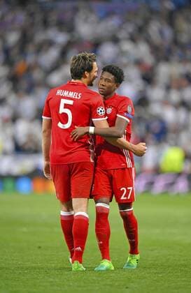 18.04.2017, Fussball Champions-League 2016 2017, Viertelfinale Rückspiel, Real Madrid - FC Bayern München, im Estadio Bernabeu in Madrid, Nach dem Spiel, v.li: Mats Hummels (Bayern München), David Alaba (FC Bayern München) frustriert. 