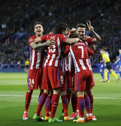 Bilder des Tages - SPORT Partido de vuelta de cuartos de final de la Liga de Campeones entre el Leicester y el Atletico. En la imagen, Saul celebra el primer tanto del Atletico con sus companeros. 1 8 second leg match of Champions League between Leicester and Atletico. In this picture, Saul celebrates first goal for Atletico with teammates. xÃngelxRiverox 