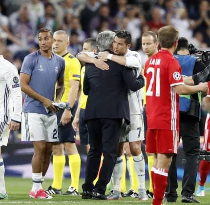 Partido de vuelta de cuartos de final de la Liga de Campeones entre el Real Madrid y el Bayern. En la imagen, Ancelotti y Cristiano. Second leg match of Champions League quarterfinals between Real Madrid and Bayern. In this picture, Ancelotti and Cristiano. xJOSExA.xGARCIAx 