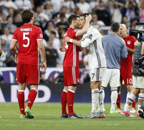 Partido de vuelta de cuartos de final de la Liga de Campeones entre el Real Madrid y el Bayern. En la imagen, Xabi Alonso y Crstiano. Second leg match of Champions League quarterfinals between Real Madrid and Bayern. In this picture, Xabi Alonso and Crstiano. xJOSExA.xGARCIAx 
