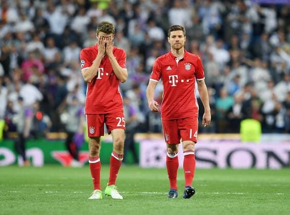 Themen der Woche - Sport FUSSBALL CHAMPIONS LEAGUE SAISON 2016 2017 VIERTELFINALE RUECKSPIEL Real Madrid - FC Bayern Muenchen 18.04.2017 Enttaeuschung FC Bayern; Thomas Mueller (li) und Xabi Alonso 