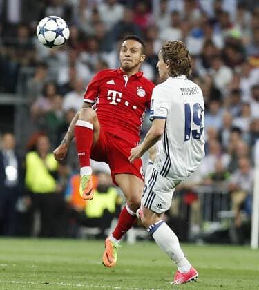 Partido de vuelta de cuartos de final de la Liga de Campeones entre el Real Madrid y el Bayern. En la imagen, Thiago y Modric. Second leg match of Champions League quarterfinals between Real Madrid and Bayern. In this picture, Thiago and Modric. xPABLOxMORENOx 