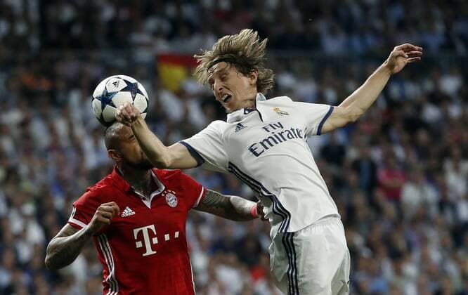 Partido de vuelta de cuartos de final de la Liga de Campeones entre el Real Madrid y el Bayern. En la imagen, Vidal y Modric. Second leg match of Champions League quarterfinals between Real Madrid and Bayern. In this picture, Vidal and Modric. xPabloxGarciax 