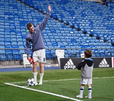 FUSSBALL CHAMPIONS LEAGUE SAISON 2016 2017 VIERTELFINALE RUECKSPIEL Real Madrid - FC Bayern Muenchen 18.04.2017 Toni Kroos (li, Real Madrid) spiel Fussball mit Sohn Leon im leeren Santiago Bernabeu Stadion nach dem Spiel 