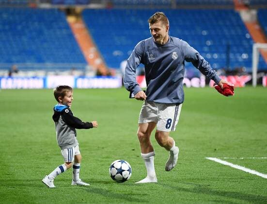 FUSSBALL CHAMPIONS LEAGUE SAISON 2016 2017 VIERTELFINALE RUECKSPIEL Real Madrid - FC Bayern Muenchen 18.04.2017 Toni Kroos (re, Real Madrid) spiel Fussball mit Sohn Leon im leeren Santiago Bernabeu Stadion nach dem Spiel 