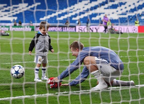 FUSSBALL CHAMPIONS LEAGUE SAISON 2016 2017 VIERTELFINALE RUECKSPIEL Real Madrid - FC Bayern Muenchen 18.04.2017 Toni Kroos (re, Real Madrid) spiel Fussball mit Sohn Leon (li) im leeren Santiago Bernabeu Stadion nach dem Spiel 
