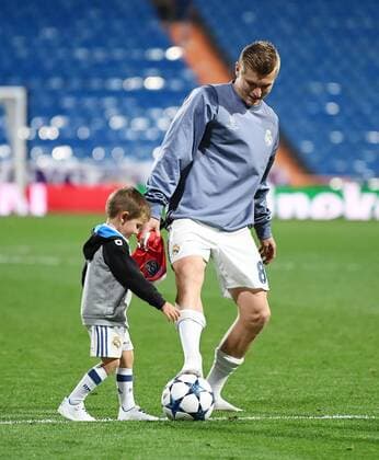 FUSSBALL CHAMPIONS LEAGUE SAISON 2016 2017 VIERTELFINALE RUECKSPIEL Real Madrid - FC Bayern Muenchen 18.04.2017 Toni Kroos (re, Real Madrid) spiel Fussball mit Sohn Leon im leeren Santiago Bernabeu Stadion nach dem Spiel 