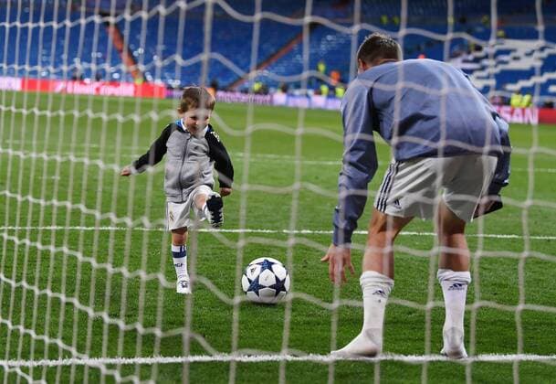 FUSSBALL CHAMPIONS LEAGUE SAISON 2016 2017 VIERTELFINALE RUECKSPIEL Real Madrid - FC Bayern Muenchen 18.04.2017 Toni Kroos (re, Real Madrid) spiel Fussball mit Sohn Leon (li) im leeren Santiago Bernabeu Stadion nach dem Spiel 