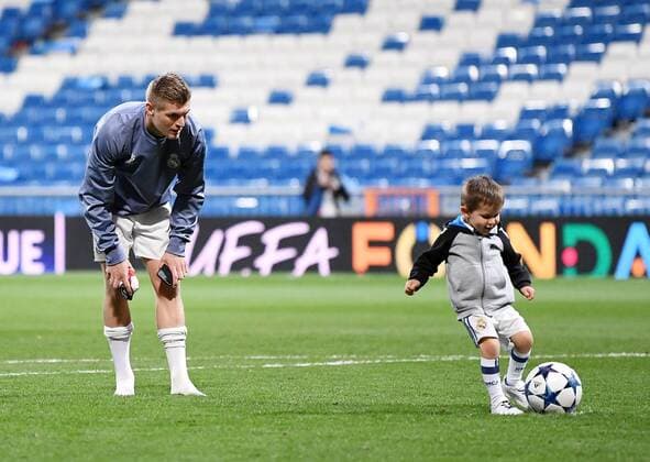 FUSSBALL CHAMPIONS LEAGUE SAISON 2016 2017 VIERTELFINALE RUECKSPIEL Real Madrid - FC Bayern Muenchen 18.04.2017 Toni Kroos (li, Real Madrid) spiel Fussball mit Sohn Leon im leeren Santiago Bernabeu Stadion nach dem Spiel 