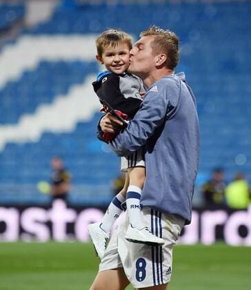 Themen der Woche - Sport Bilder des Tages - SPORT FUSSBALL CHAMPIONS LEAGUE SAISON 2016 2017 VIERTELFINALE RUECKSPIEL Real Madrid - FC Bayern Muenchen 18.04.2017 Toni Kroos (re, Real Madrid) kuesst Sohn Leon im leeren Santiago Bernabeu Stadion nach dem Spiel 