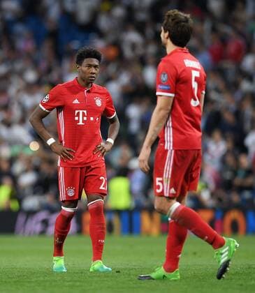 FUSSBALL CHAMPIONS LEAGUE SAISON 2016 2017 VIERTELFINALE RUECKSPIEL Real Madrid - FC Bayern Muenchen 18.04.2017 Enttaeuschung FC Bayern; David Alaba (li) und Mats Hummels nach dem Spiel 