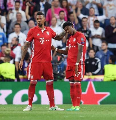 Themen der Woche - Sport Bilder des Tages - SPORT FUSSBALL CHAMPIONS LEAGUE SAISON 2016 2017 VIERTELFINALE RUECKSPIEL Real Madrid - FC Bayern Muenchen 18.04.2017 Enttaeuschung FC Bayern Muenchen; Jerome Boateng (li) und David Alaba nach dem Spiel 